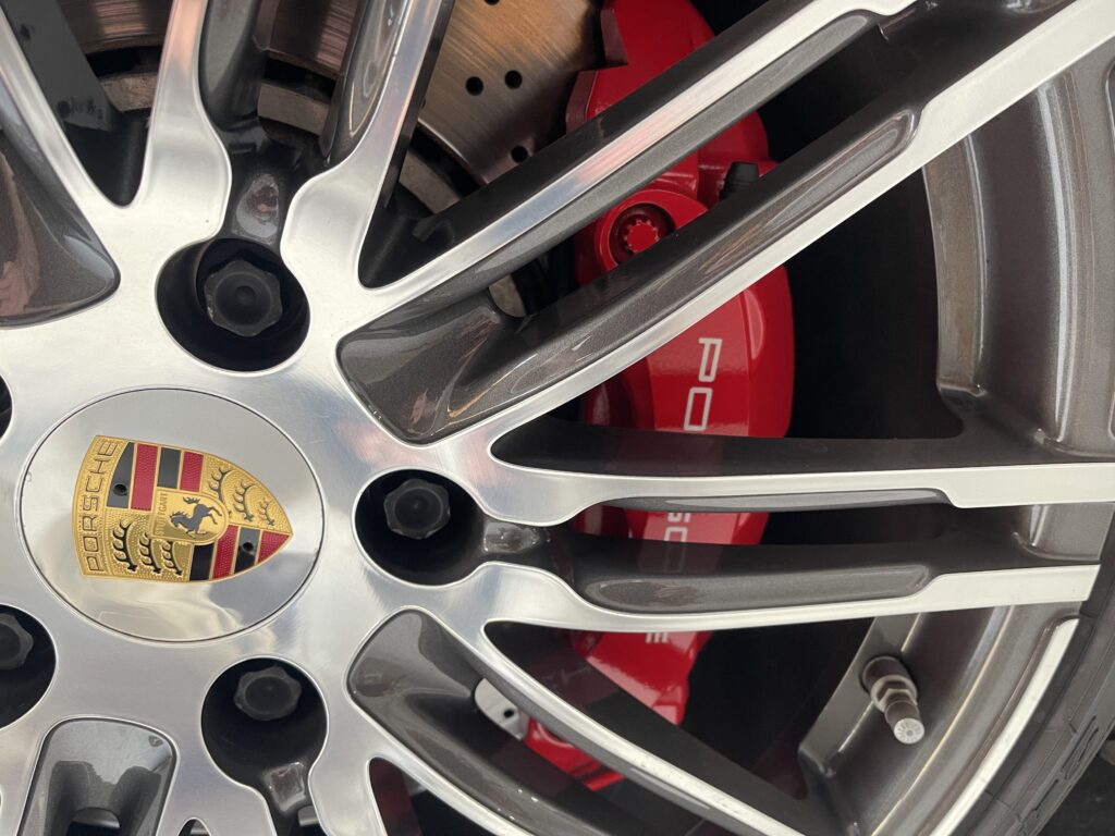 ホイールに目立ったガリ傷等はありません。ポルシェの強力なストッピングパワーを生み出すビッグキャリパー!